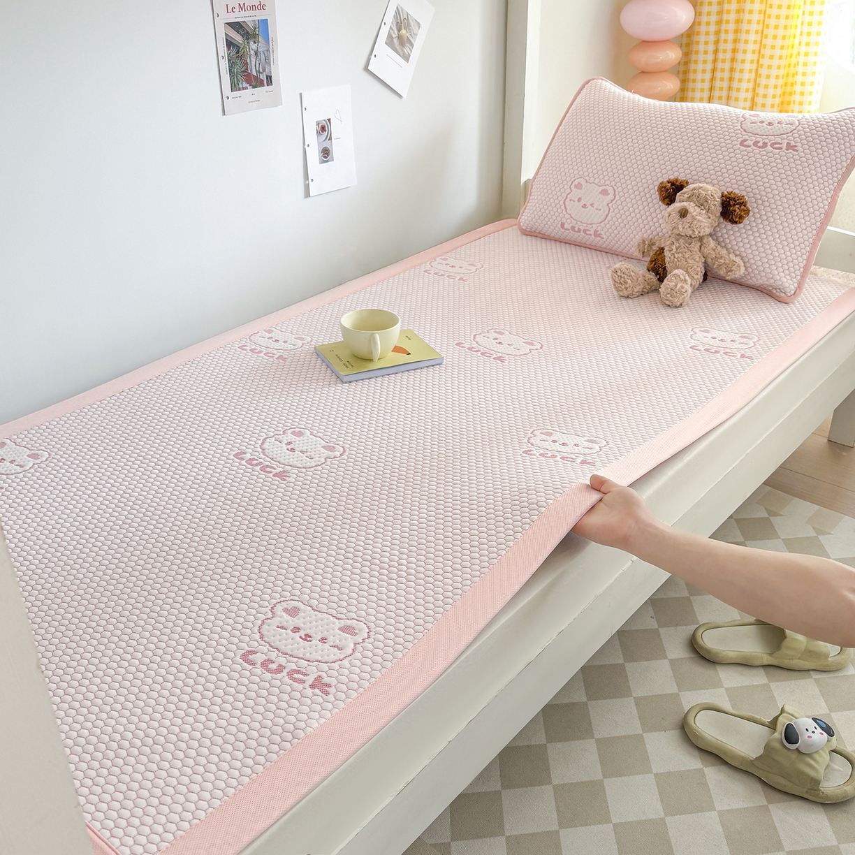 91家纺网 家纺一手货源 找家纺 家品罗兰 2026新款夏季A类冰豆豆凉席冰丝凉席家用双人冰丝席床单可机洗水洗单人学生宿舍夏天空调席三件套学生床 小冰熊-粉