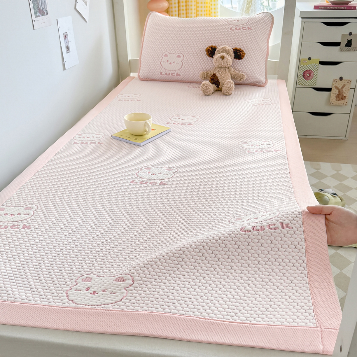 91家纺网 家纺一手货源 找家纺 家品罗兰 2026新款夏季A类冰豆豆凉席冰丝凉席家用双人冰丝席床单可机洗水洗单人学生宿舍夏天空调席三件套学生床 小冰熊-粉