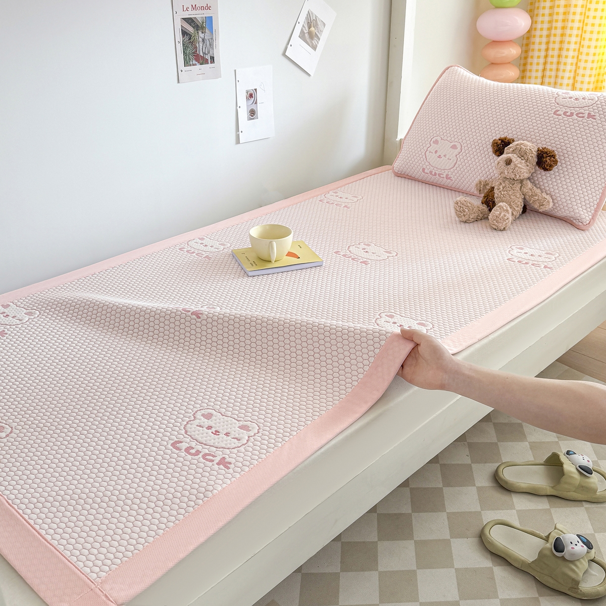 91家纺网 家纺一手货源 找家纺 家品罗兰 2026新款夏季A类冰豆豆凉席冰丝凉席家用双人冰丝席床单可机洗水洗单人学生宿舍夏天空调席三件套学生床 小冰熊-粉