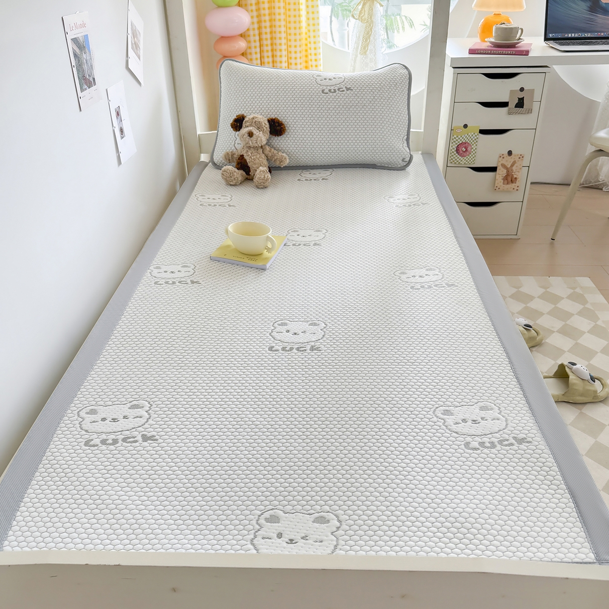 91家纺网 家纺一手货源 找家纺 家品罗兰 2026新款夏季A类冰豆豆凉席冰丝凉席家用双人冰丝席床单可机洗水洗单人学生宿舍夏天空调席三件套学生床 小冰熊-灰