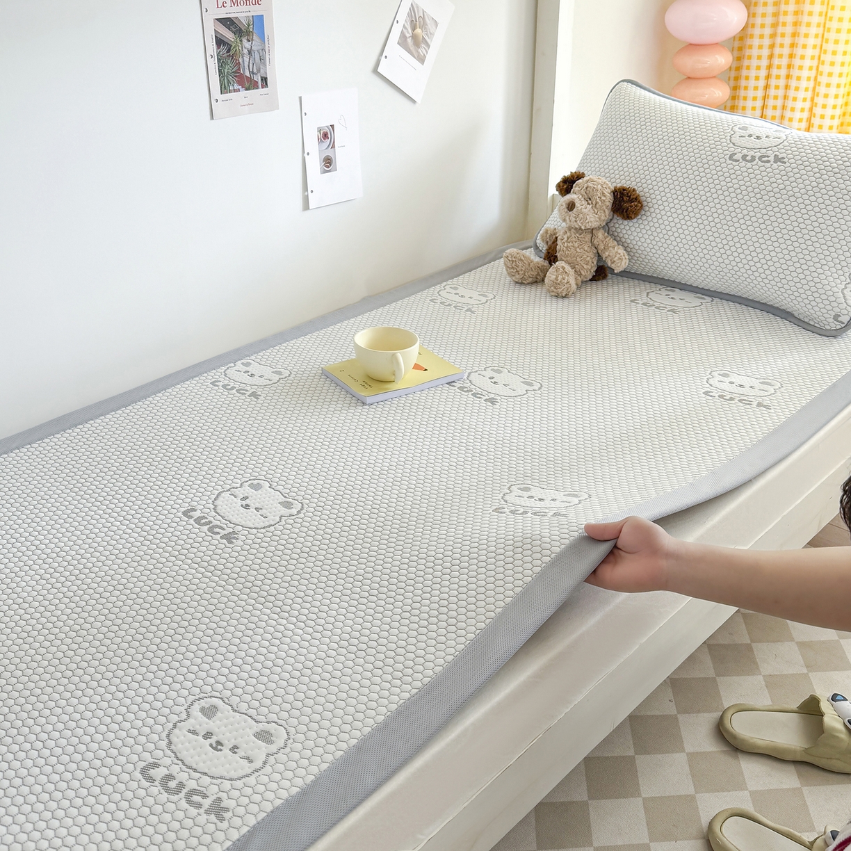 91家纺网 家纺一手货源 找家纺 家品罗兰 2026新款夏季A类冰豆豆凉席冰丝凉席家用双人冰丝席床单可机洗水洗单人学生宿舍夏天空调席三件套学生床 小冰熊-灰