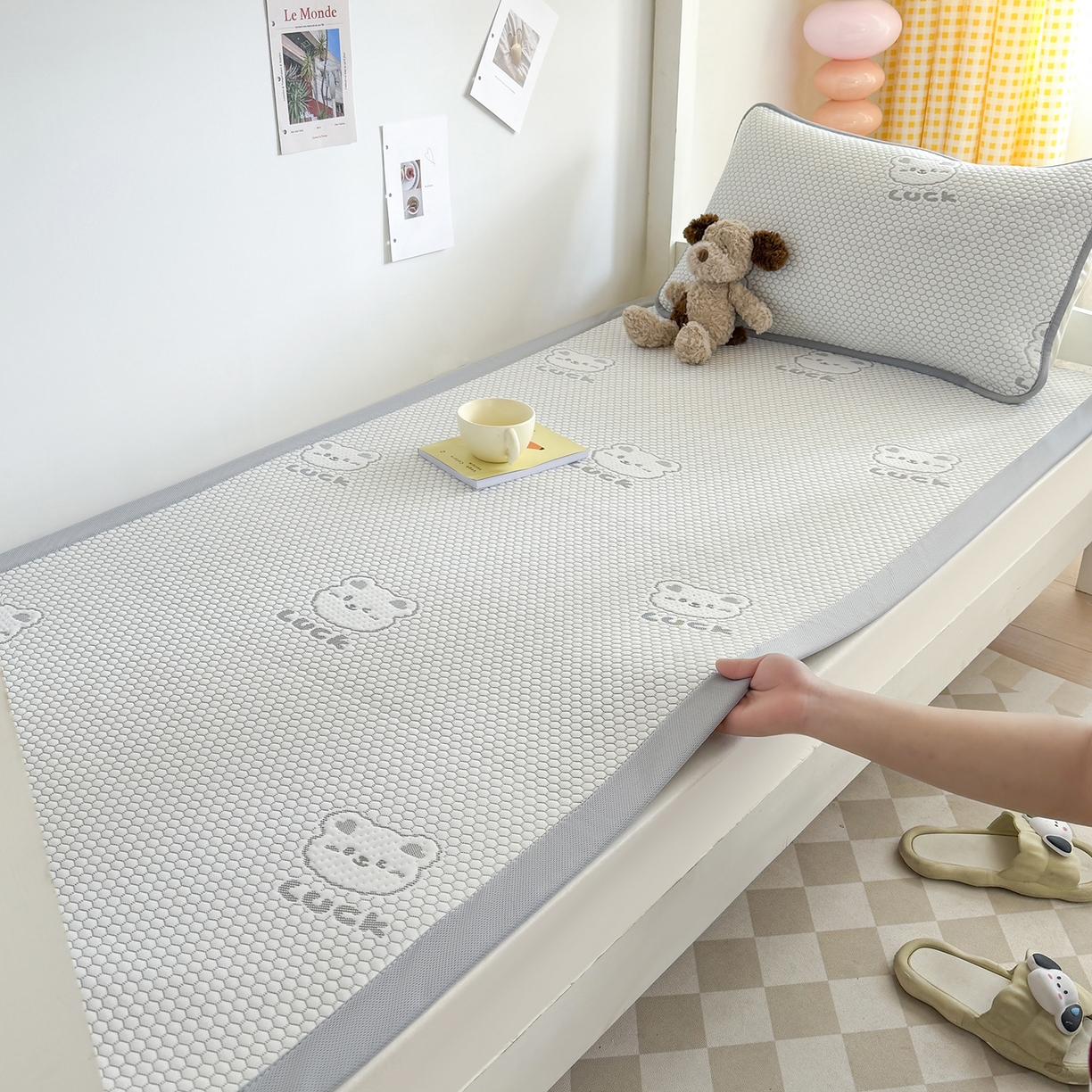 91家纺网 家纺一手货源 找家纺 家品罗兰 2026新款夏季A类冰豆豆凉席冰丝凉席家用双人冰丝席床单可机洗水洗单人学生宿舍夏天空调席三件套学生床 小冰熊-灰