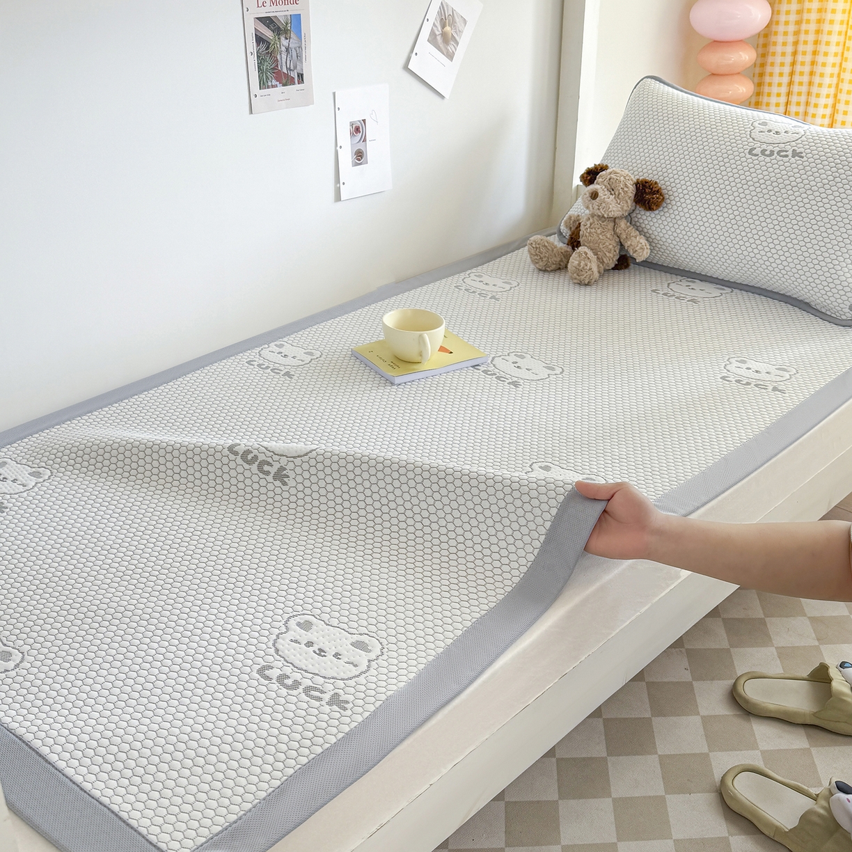 91家纺网 家纺一手货源 找家纺 家品罗兰 2026新款夏季A类冰豆豆凉席冰丝凉席家用双人冰丝席床单可机洗水洗单人学生宿舍夏天空调席三件套学生床 小冰熊-灰