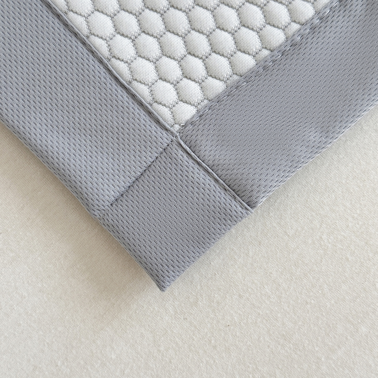 91家纺网 家纺一手货源 找家纺 家品罗兰 2026新款夏季A类冰豆豆凉席冰丝凉席家用双人冰丝席床单可机洗水洗单人学生宿舍夏天空调席三件套学生床 小冰熊-灰