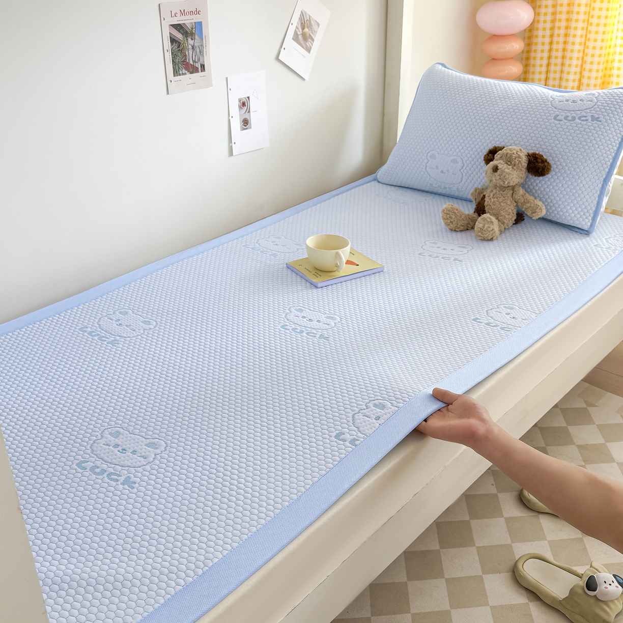 91家纺网 家纺一手货源 找家纺 家品罗兰 2026新款夏季A类冰豆豆凉席冰丝凉席家用双人冰丝席床单可机洗水洗单人学生宿舍夏天空调席三件套学生床 小冰熊-蓝