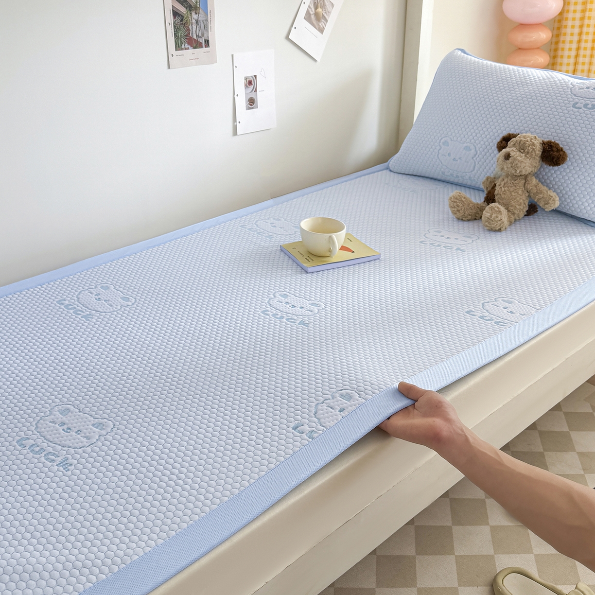 91家纺网 家纺一手货源 找家纺 家品罗兰 2026新款夏季A类冰豆豆凉席冰丝凉席家用双人冰丝席床单可机洗水洗单人学生宿舍夏天空调席三件套学生床 小冰熊-蓝