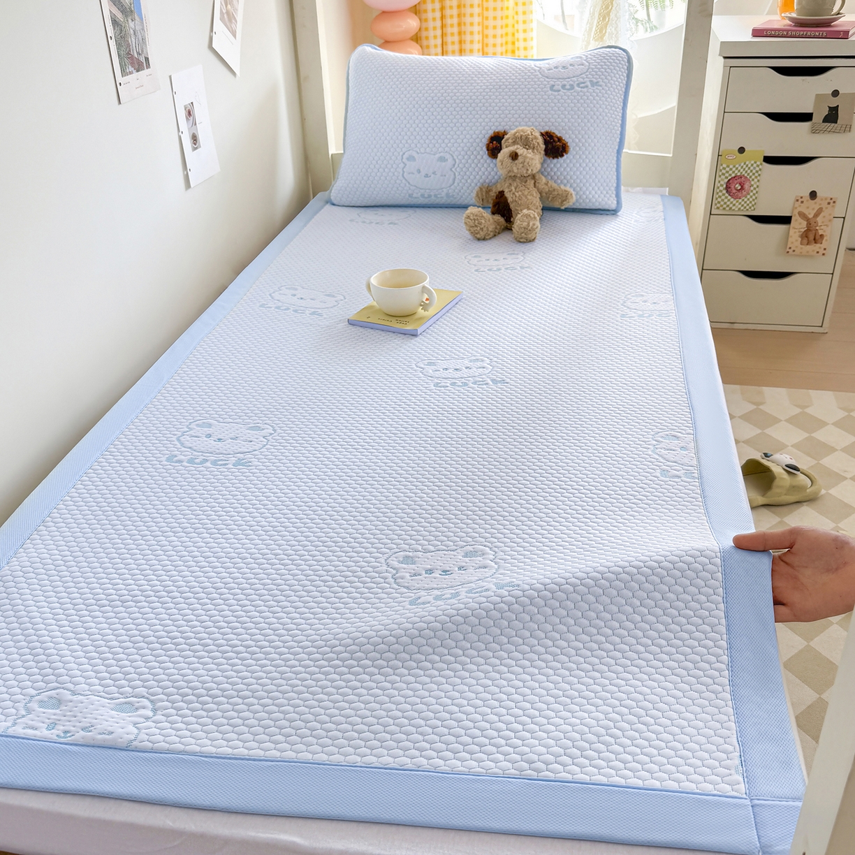 91家纺网 家纺一手货源 找家纺 家品罗兰 2026新款夏季A类冰豆豆凉席冰丝凉席家用双人冰丝席床单可机洗水洗单人学生宿舍夏天空调席三件套学生床 小冰熊-蓝