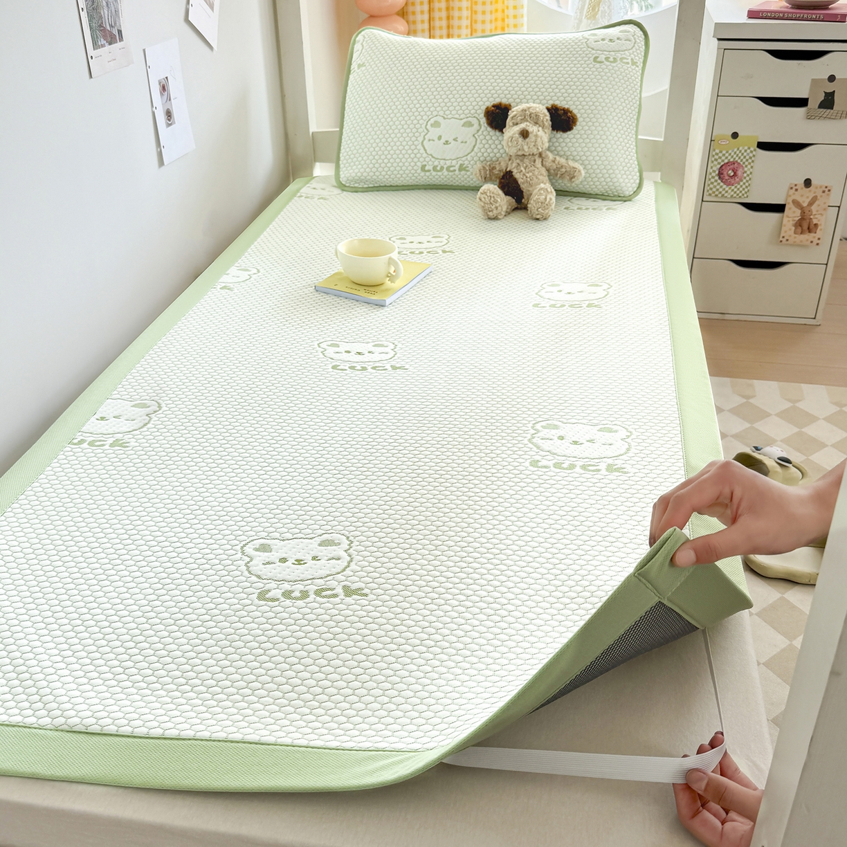 91家纺网 家纺一手货源 找家纺 家品罗兰 2026新款夏季A类冰豆豆凉席冰丝凉席家用双人冰丝席床单可机洗水洗单人学生宿舍夏天空调席三件套学生床 小冰熊-绿