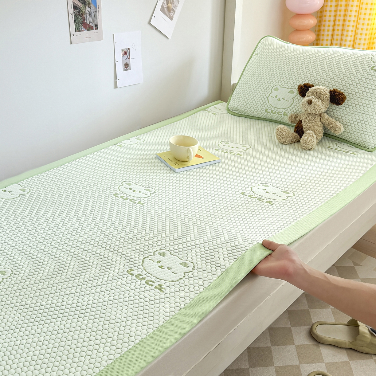 91家纺网 家纺一手货源 找家纺 家品罗兰 2026新款夏季A类冰豆豆凉席冰丝凉席家用双人冰丝席床单可机洗水洗单人学生宿舍夏天空调席三件套学生床 小冰熊-绿