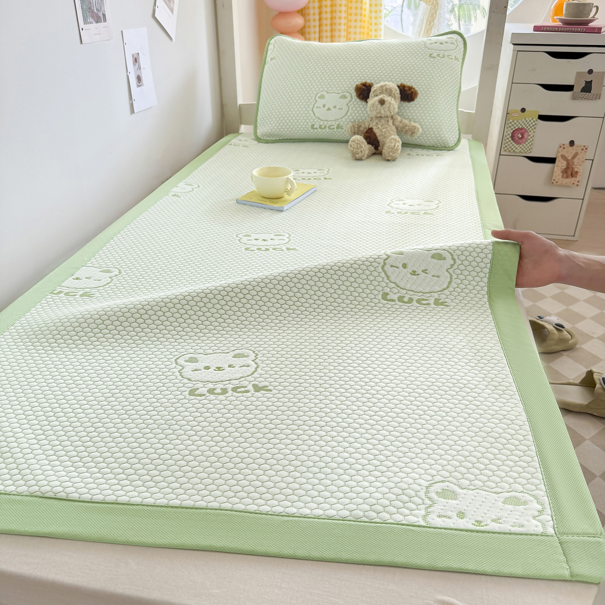 91家纺网 家纺一手货源 找家纺 家品罗兰 2026新款夏季A类冰豆豆凉席冰丝凉席家用双人冰丝席床单可机洗水洗单人学生宿舍夏天空调席三件套学生床 小冰熊-绿