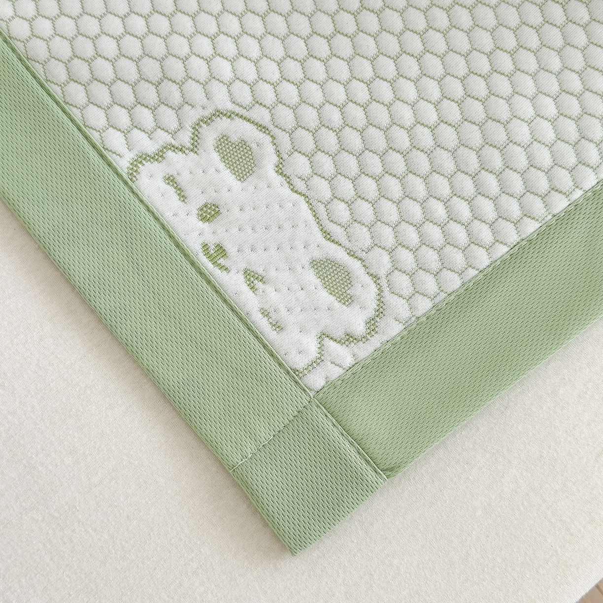 91家纺网 家纺一手货源 找家纺 家品罗兰 2026新款夏季A类冰豆豆凉席冰丝凉席家用双人冰丝席床单可机洗水洗单人学生宿舍夏天空调席三件套学生床 小冰熊-绿