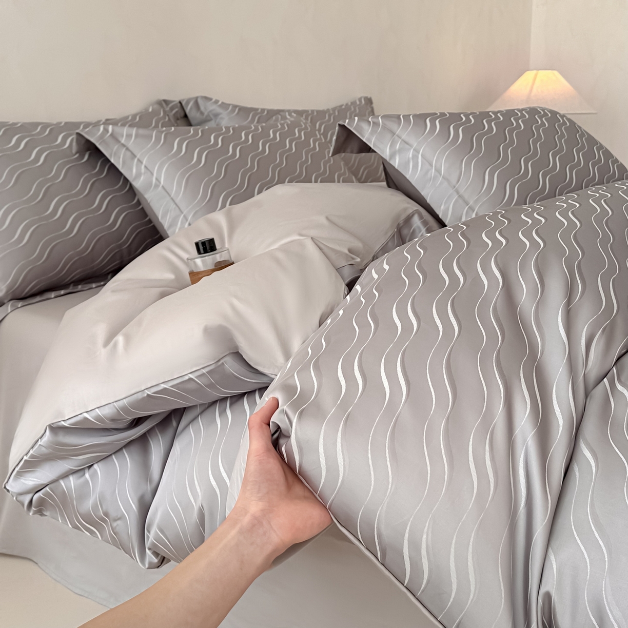 91家纺网 家纺一手货源 找家纺 慕晨 2026新款全棉纯棉文艺质感高级提花高精密四件套高端纯棉4件套直播热款 柔美-灰