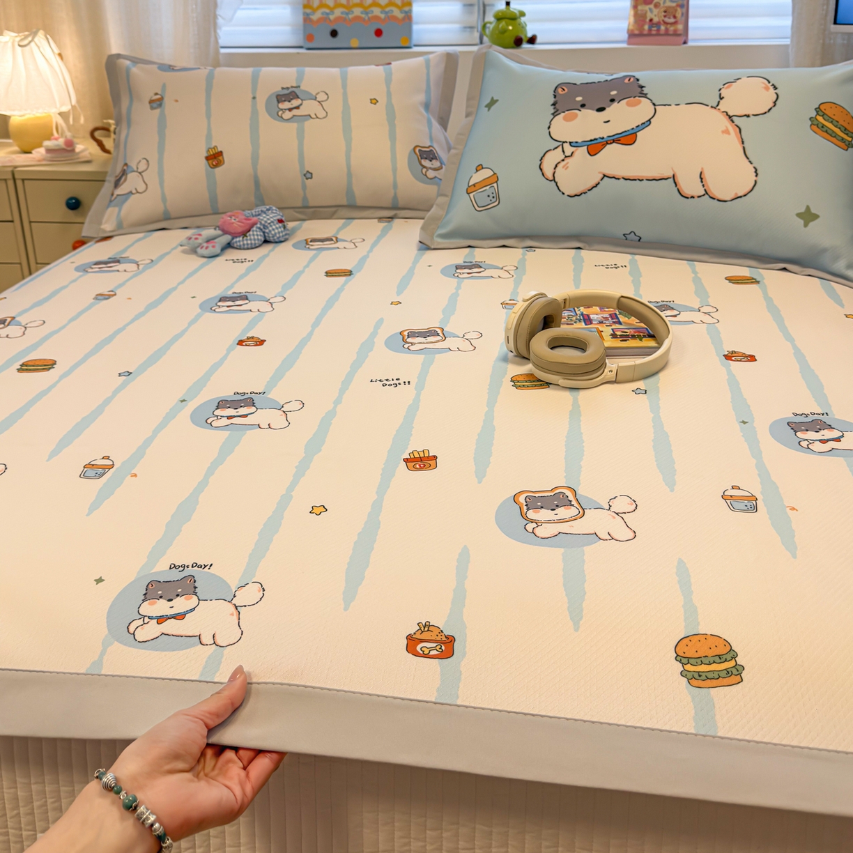 91家纺网 家纺一手货源 找家纺 懒猫家纺 2026春夏新款卡通印花A类凉感冰丝印花凉席席子 汉堡小狗