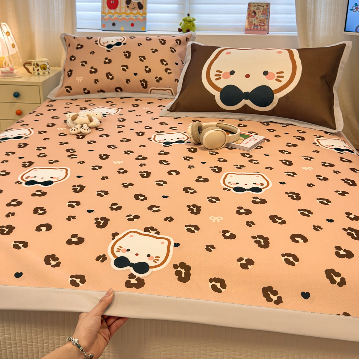 91家纺网 家纺一手货源 找家纺 懒猫家纺 2026春夏新款卡通印花A类凉感冰丝印花凉席席子 咖豹小猫