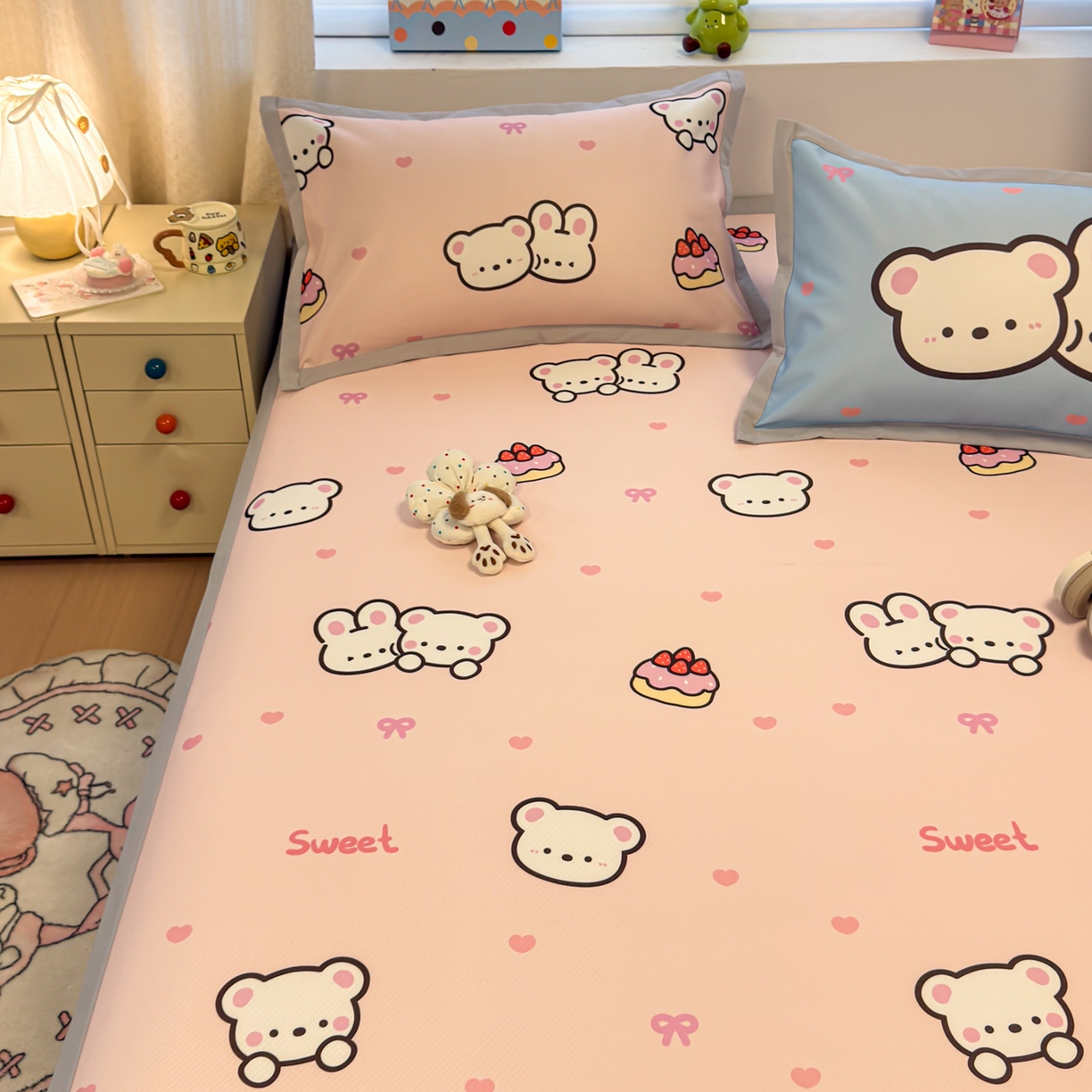 91家纺网 家纺一手货源 找家纺 懒猫家纺 2026春夏新款卡通印花A类凉感冰丝印花凉席席子 熊兔玩伴