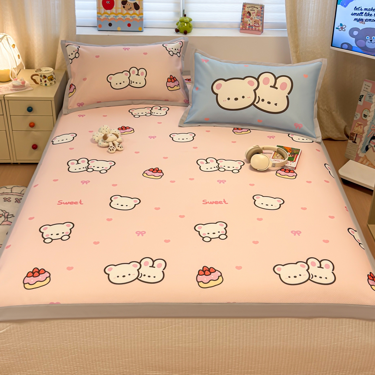 91家纺网 家纺一手货源 找家纺 懒猫家纺 2026春夏新款卡通印花A类凉感冰丝印花凉席席子 熊兔玩伴