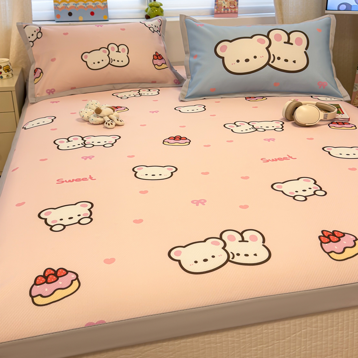 91家纺网 家纺一手货源 找家纺 懒猫家纺 2026春夏新款卡通印花A类凉感冰丝印花凉席席子 熊兔玩伴