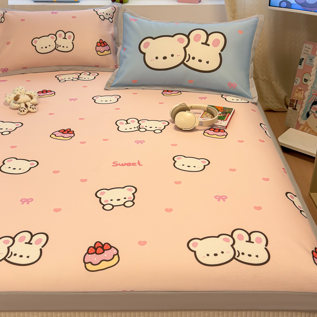 91家纺网 家纺一手货源 找家纺 懒猫家纺 2026春夏新款卡通印花A类凉感冰丝印花凉席席子 熊兔玩伴