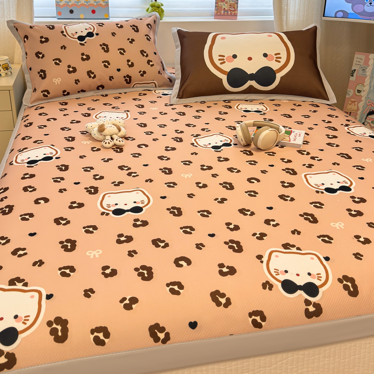 91家纺网 家纺一手货源 找家纺 懒猫家纺 2026春夏新款卡通印花A类凉感冰丝印花凉席席子 咖豹小猫