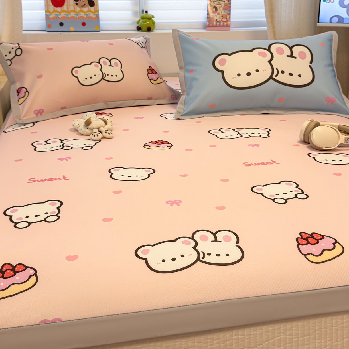 91家纺网 家纺一手货源 找家纺 懒猫家纺 2026春夏新款卡通印花A类凉感冰丝印花凉席席子 熊兔玩伴