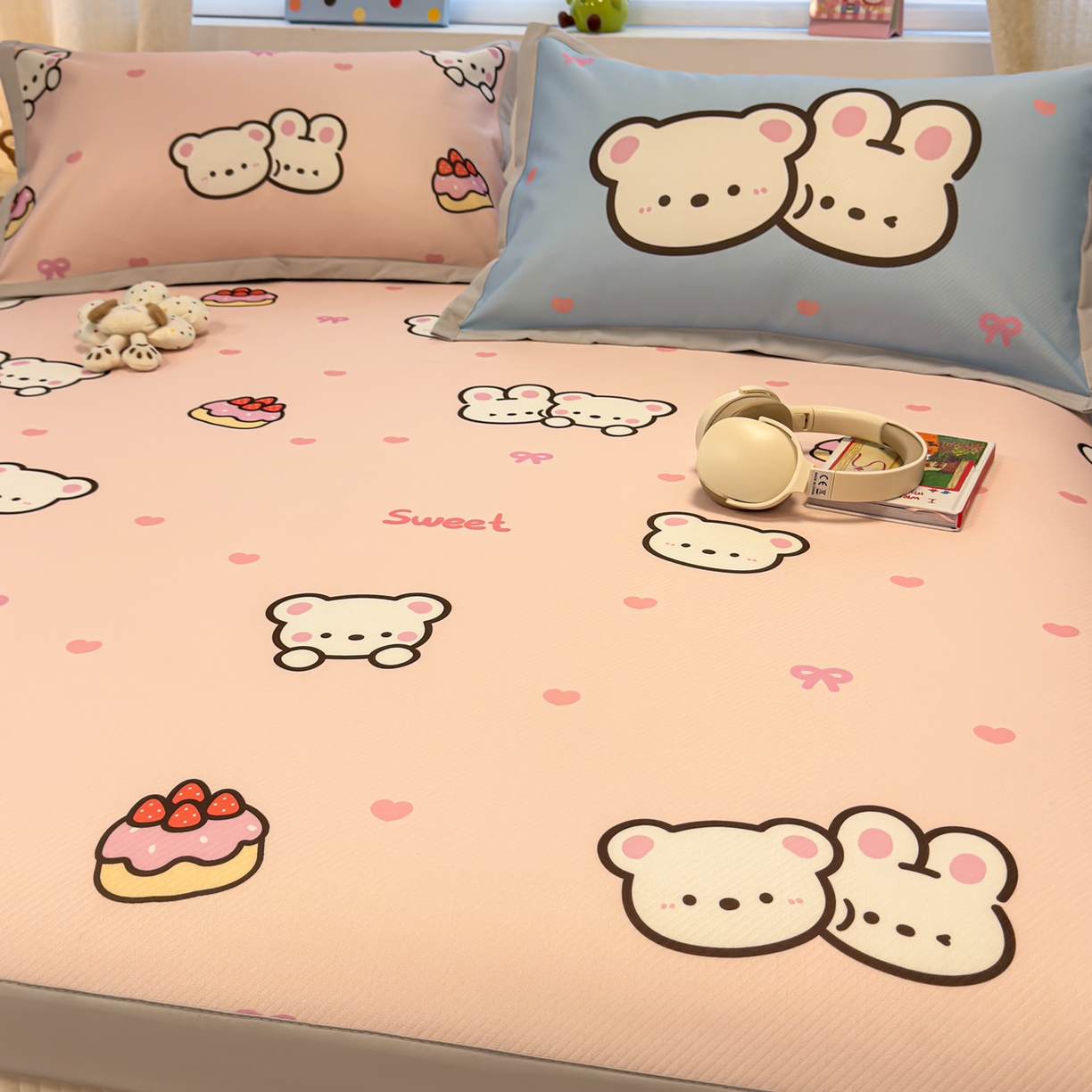 91家纺网 家纺一手货源 找家纺 懒猫家纺 2026春夏新款卡通印花A类凉感冰丝印花凉席席子 熊兔玩伴