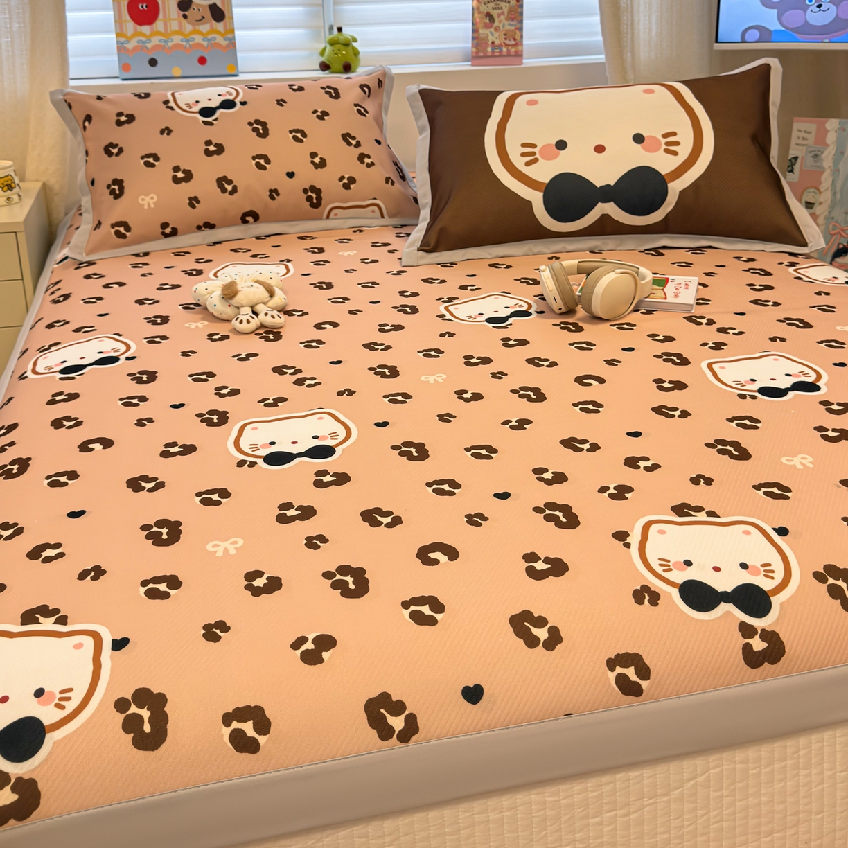 91家纺网 家纺一手货源 找家纺 懒猫家纺 2026春夏新款卡通印花A类凉感冰丝印花凉席席子 咖豹小猫