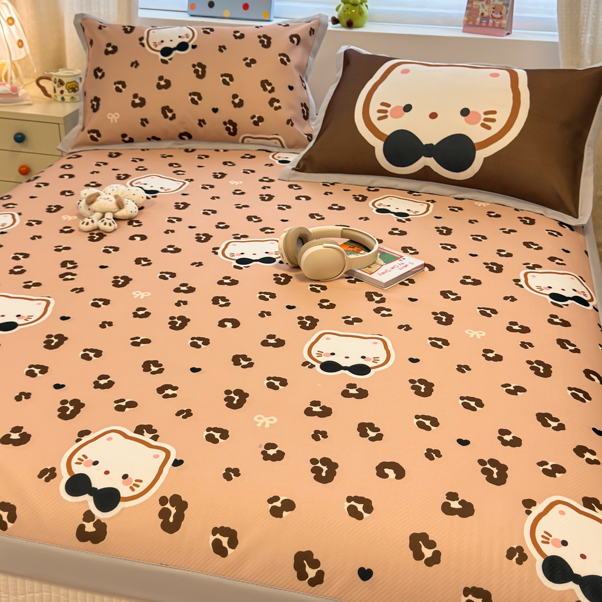 91家纺网 家纺一手货源 找家纺 懒猫家纺 2026春夏新款卡通印花A类凉感冰丝印花凉席席子 咖豹小猫