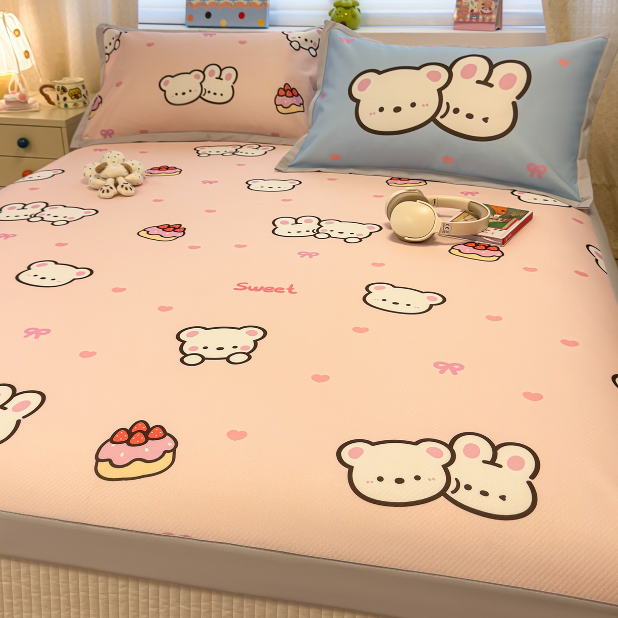 91家纺网 家纺一手货源 找家纺 懒猫家纺 2026春夏新款卡通印花A类凉感冰丝印花凉席席子 熊兔玩伴