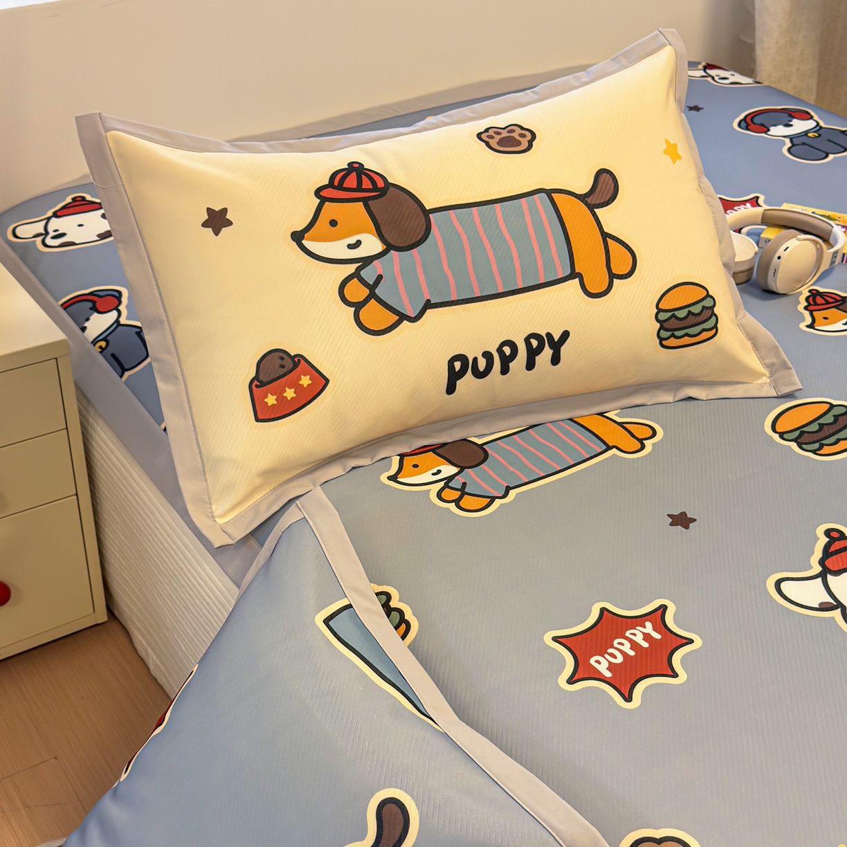 91家纺网 家纺一手货源 找家纺 懒猫家纺 2026春夏新款卡通印花A类凉感冰丝印花凉席席子 酷狗腊肠