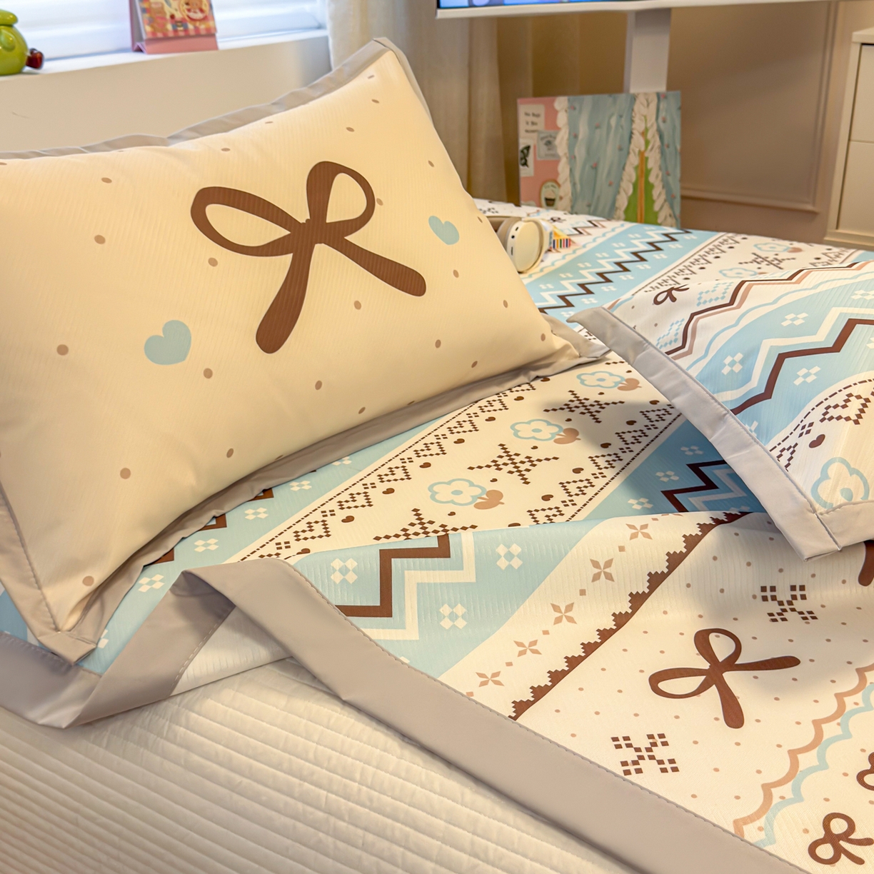 91家纺网 家纺一手货源 找家纺 懒猫家纺 2026春夏新款卡通印花A类凉感冰丝印花凉席席子 费尔岛