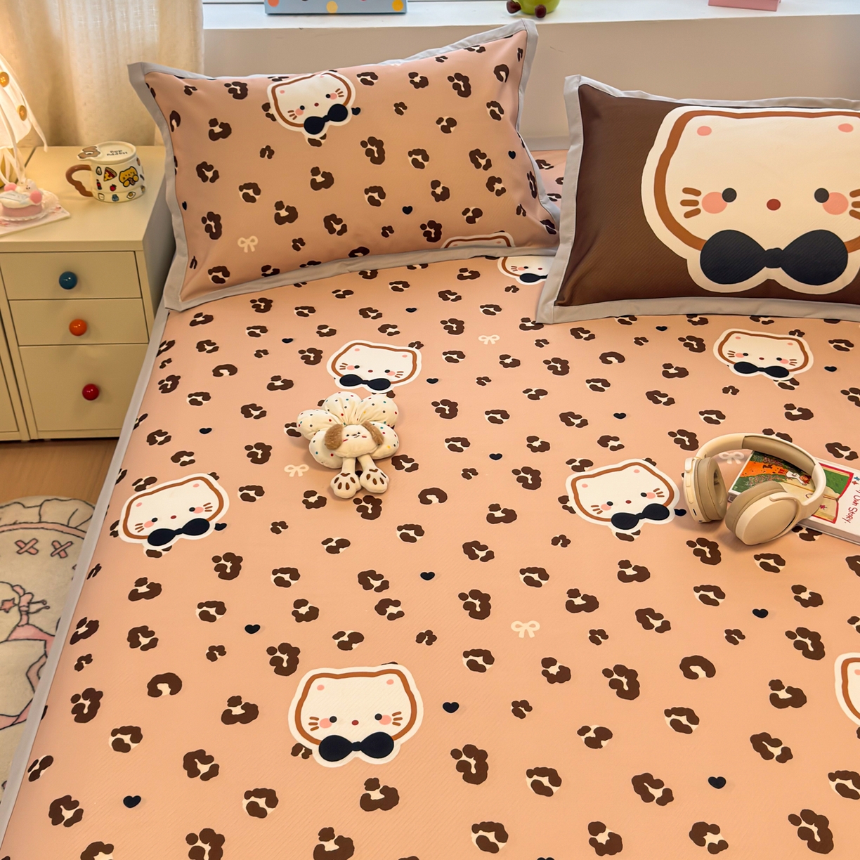 91家纺网 家纺一手货源 找家纺 懒猫家纺 2026春夏新款卡通印花A类凉感冰丝印花凉席席子 咖豹小猫