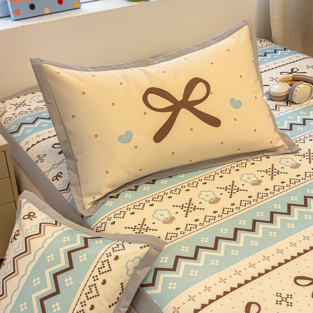 91家纺网 家纺一手货源 找家纺 懒猫家纺 2026春夏新款卡通印花A类凉感冰丝印花凉席席子 费尔岛