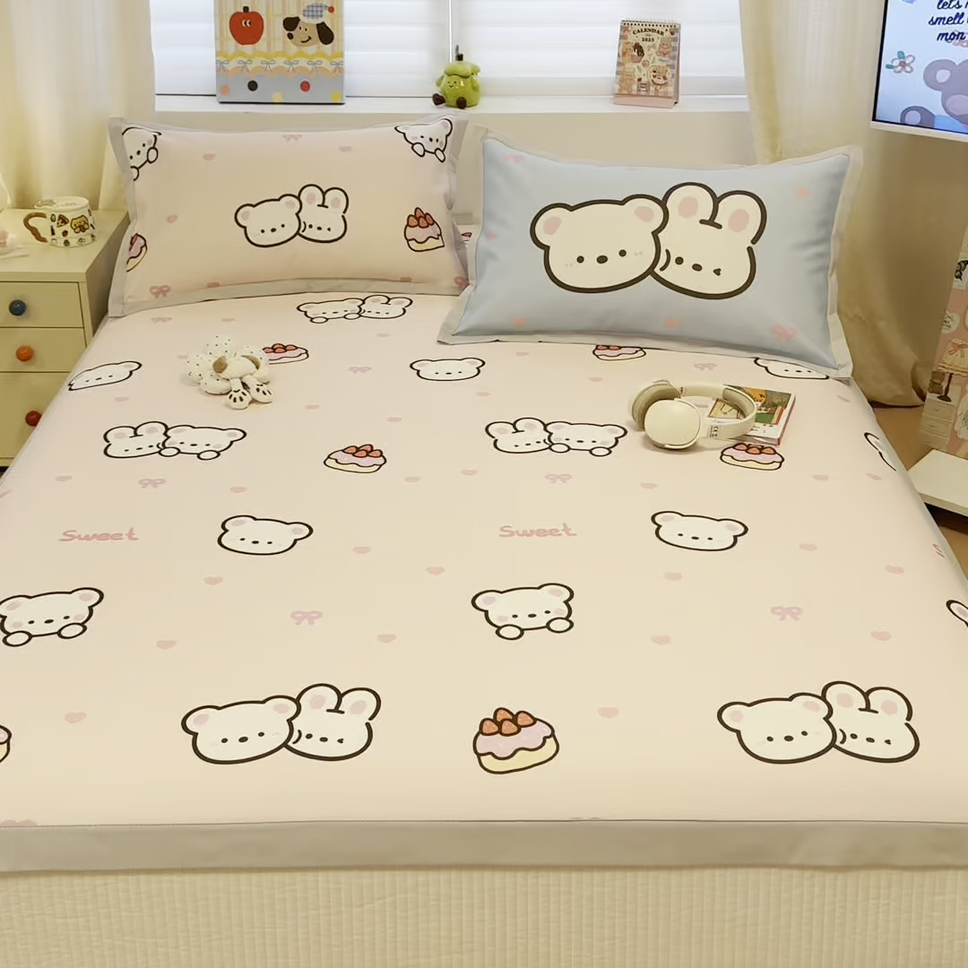 91家纺网 家纺一手货源 找家纺 懒猫家纺 2026春夏新款卡通印花A类凉感冰丝印花凉席席子 熊兔玩伴