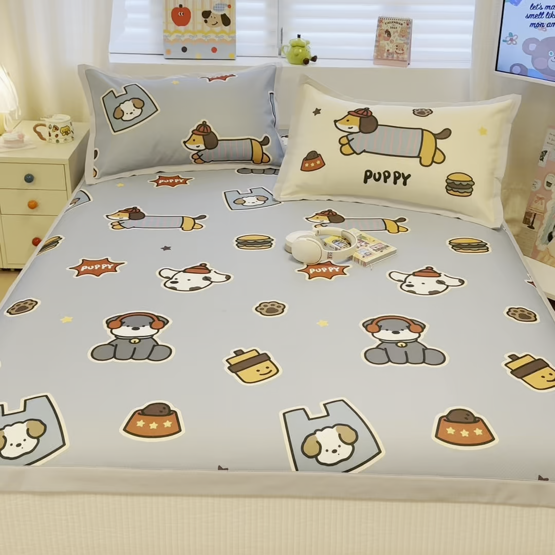 91家纺网 家纺一手货源 找家纺 懒猫家纺 2026春夏新款卡通印花A类凉感冰丝印花凉席席子 酷狗腊肠