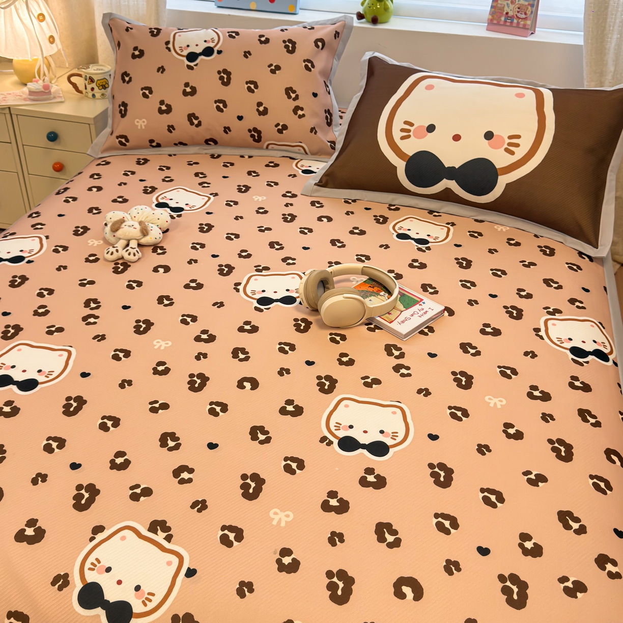 91家纺网 家纺一手货源 找家纺 懒猫家纺 2026春夏新款卡通印花A类凉感冰丝印花凉席席子 咖豹小猫