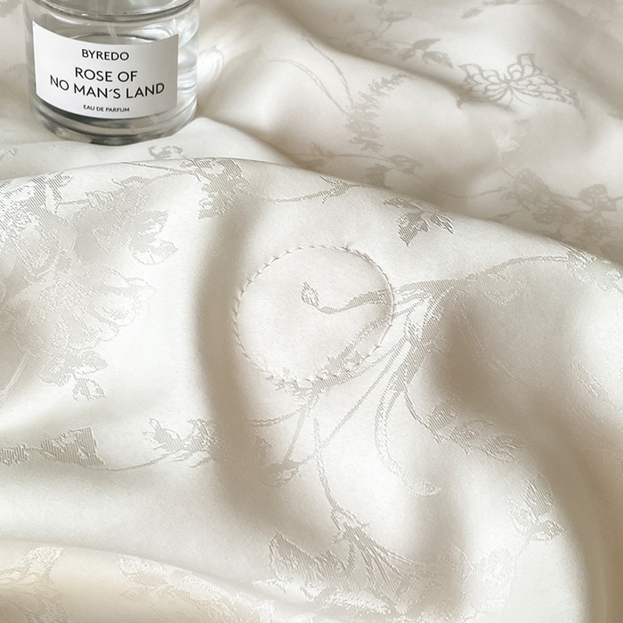 91家纺网 家纺一手货源 找家纺 绘萱家居 2026爆款莱赛冰丝绣花拼接提花水洗天丝夏被四件套水洗真丝夏被夏凉被空调被 花香蝶舞-粉