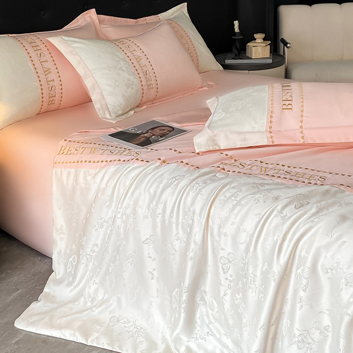 91家纺网 家纺一手货源 找家纺 绘萱家居 2026爆款莱赛冰丝绣花拼接提花水洗天丝夏被四件套水洗真丝夏被夏凉被空调被 花香蝶舞-粉