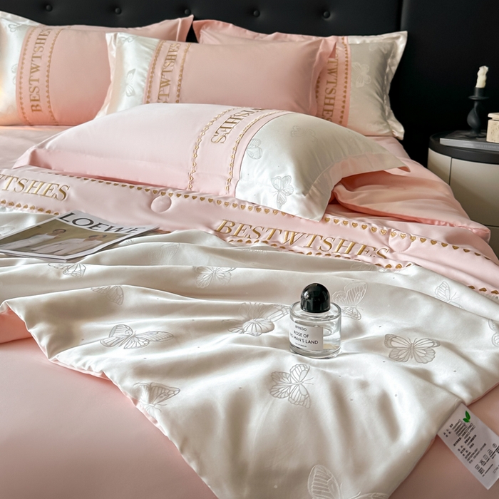 91家纺网 家纺一手货源 找家纺 绘萱家居 2026爆款莱赛冰丝绣花拼接提花水洗天丝夏被四件套水洗真丝夏被夏凉被空调被 蝶舞纷飞-粉