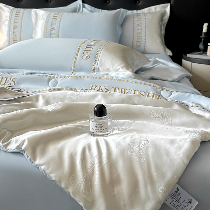 91家纺网 家纺一手货源 找家纺 绘萱家居 2026爆款莱赛冰丝绣花拼接提花水洗天丝夏被四件套水洗真丝夏被夏凉被空调被 蝶舞纷飞-蓝