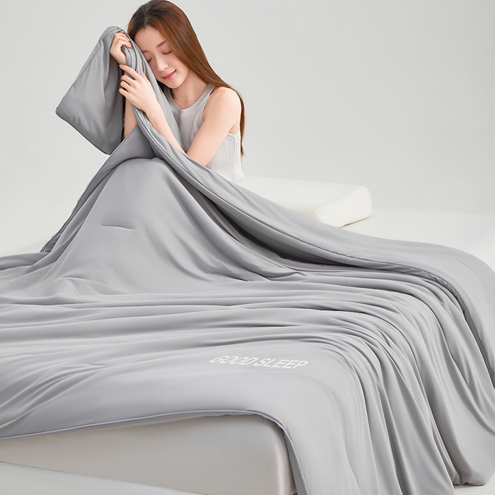 91家纺网 家纺一手货源 找家纺 优雅星家纺 2026新款凉感丝深睡眠夏被空调被夏凉被薄被子被芯某朵同款 灰色