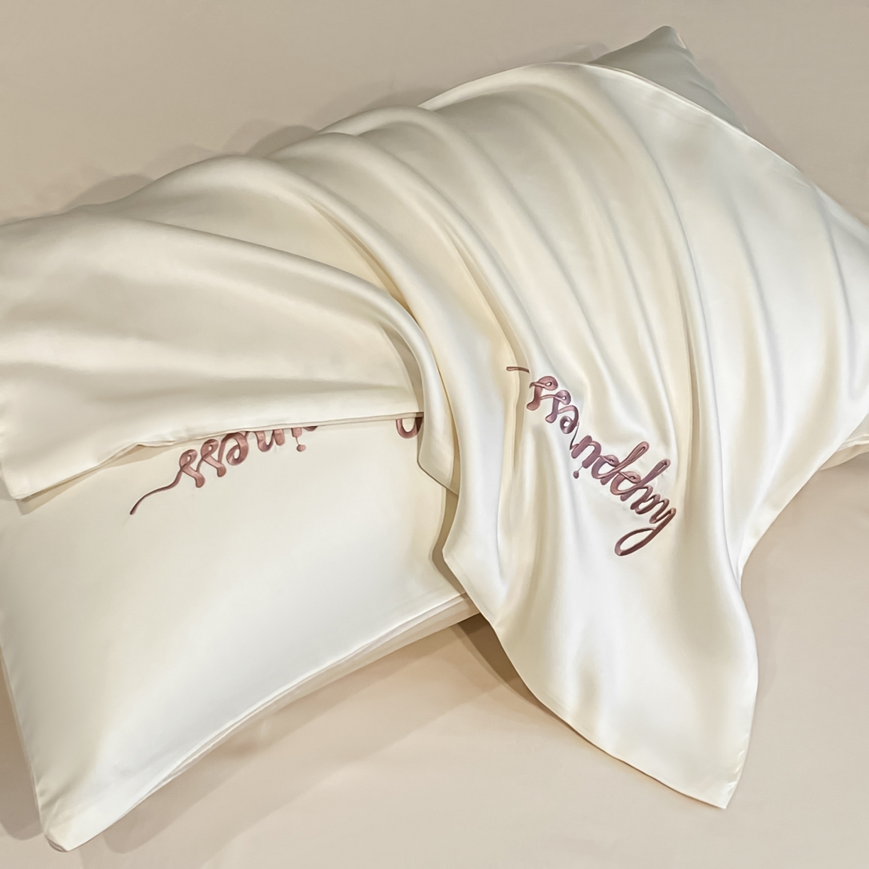 91家纺网 家纺一手货源 找家纺 云棉坊 2026新款水洗真丝冰丝刺绣夏被四件套-卡通款 萌萌熊-奶白+杏仁