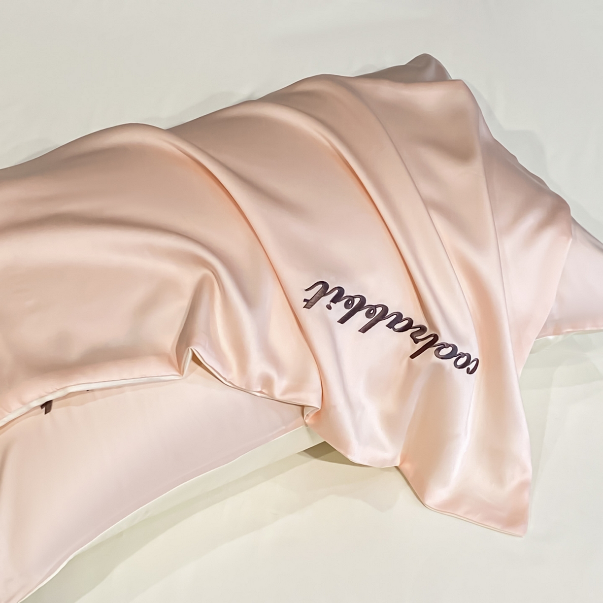 91家纺网 家纺一手货源 找家纺 云棉坊 2026新款水洗真丝冰丝刺绣夏被四件套-卡通款 乖乖兔-蜜桃+奶白