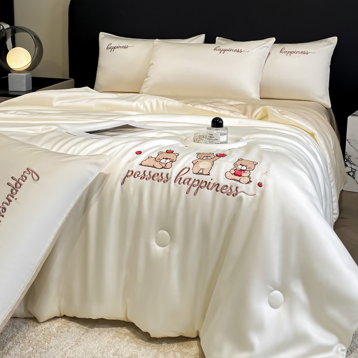 91家纺网 家纺一手货源 找家纺 云棉坊 2026新款水洗真丝冰丝刺绣夏被四件套-卡通款 萌萌熊-奶白+杏仁