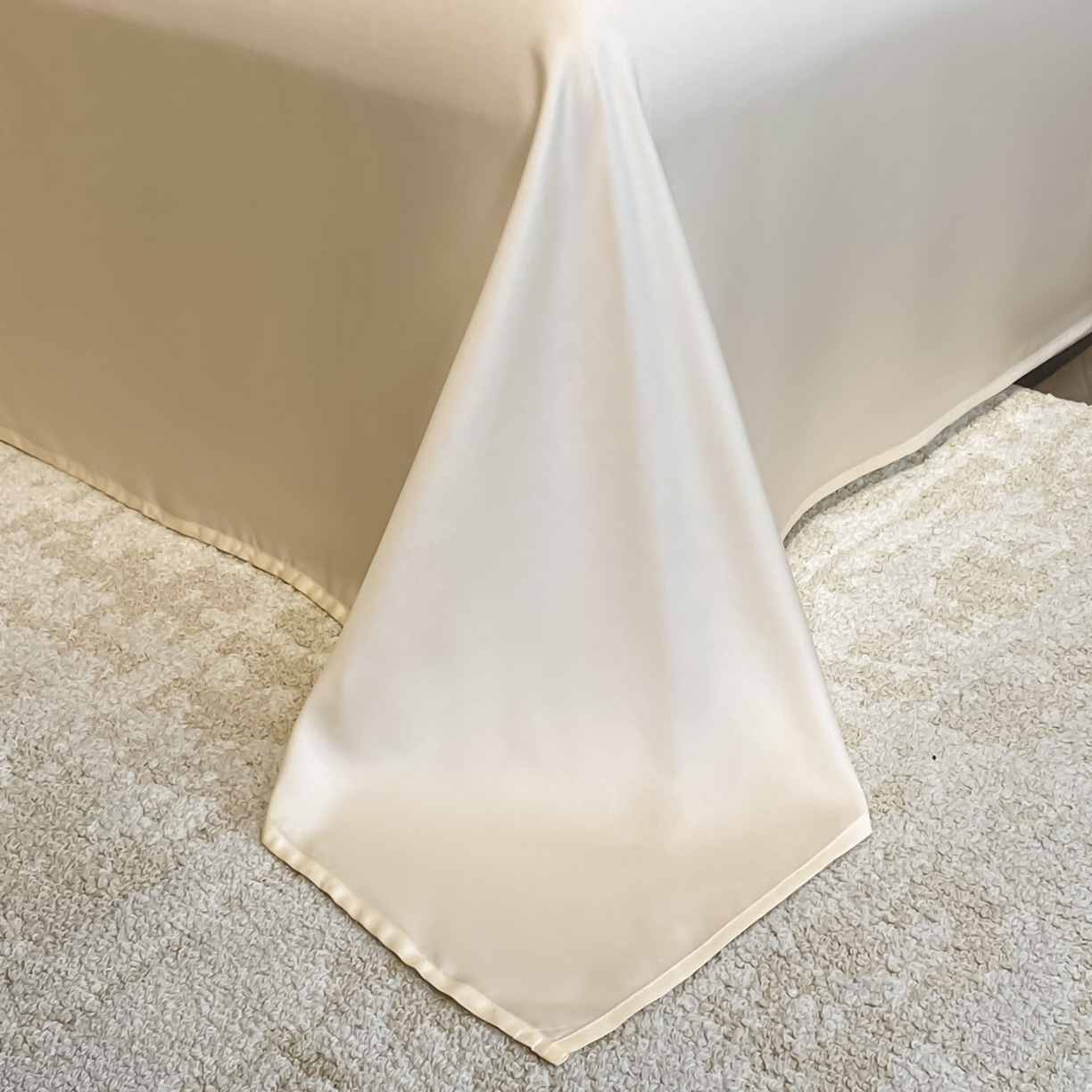 91家纺网 家纺一手货源 找家纺 云棉坊 2026新款水洗真丝冰丝刺绣夏被四件套-卡通款 萌萌熊-奶白+杏仁