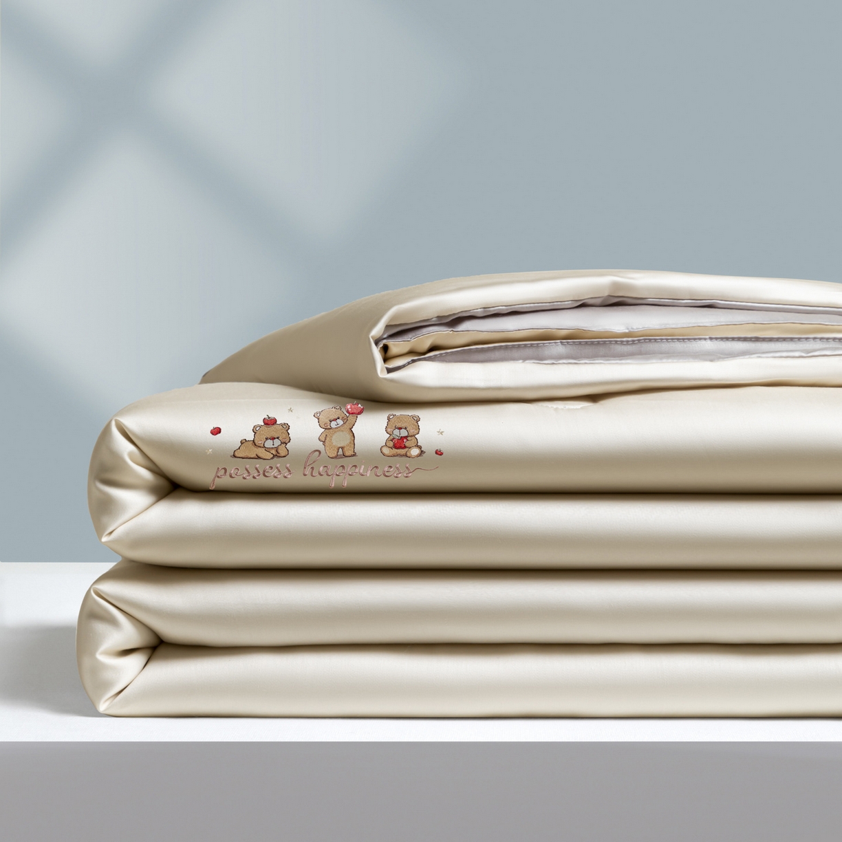 91家纺网 家纺一手货源 找家纺 云棉坊 2026新款水洗真丝冰丝刺绣夏被四件套-卡通款 萌萌熊-奶咖+山灰