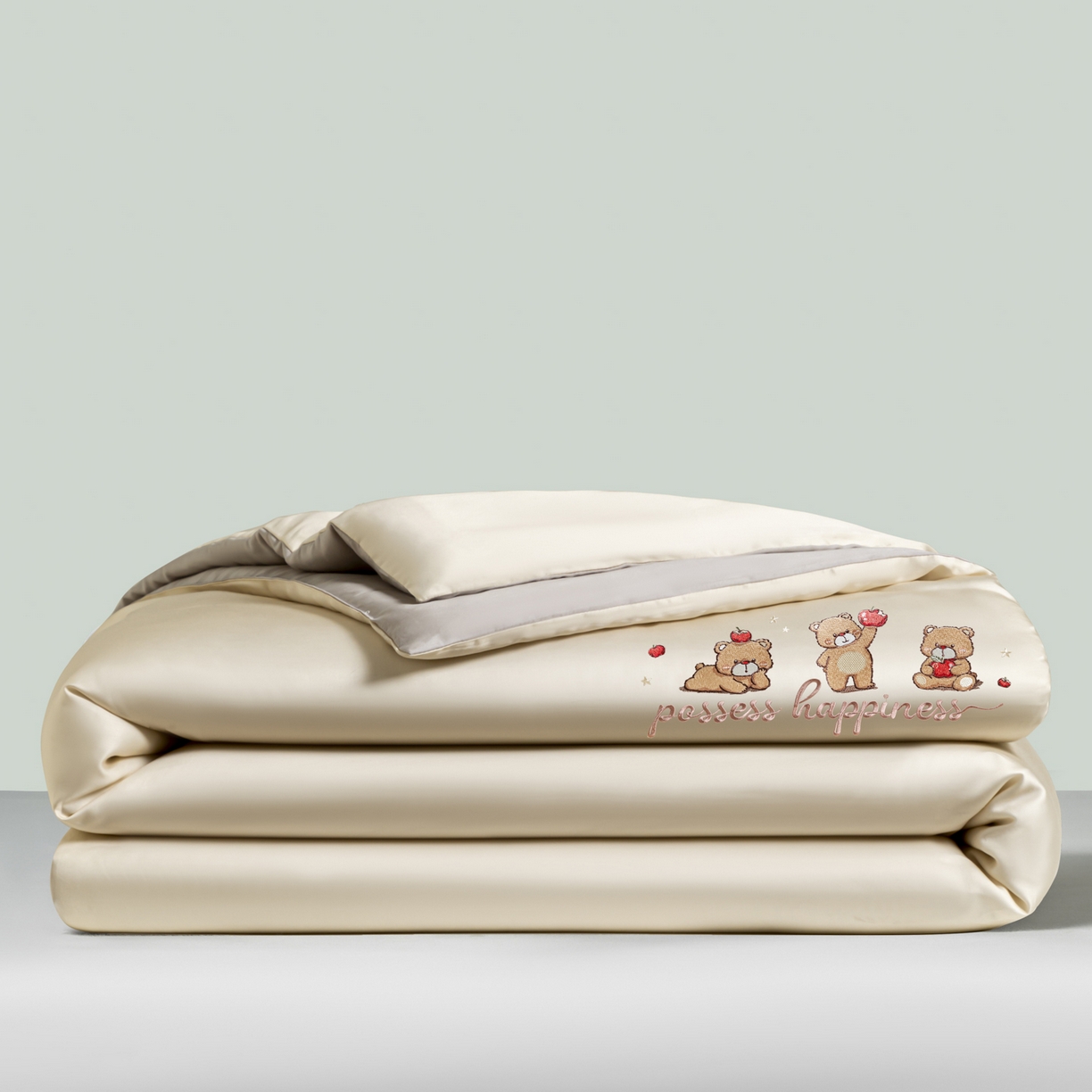 91家纺网 家纺一手货源 找家纺 云棉坊 2026新款水洗真丝冰丝刺绣夏被四件套-卡通款 萌萌熊-奶咖+山灰