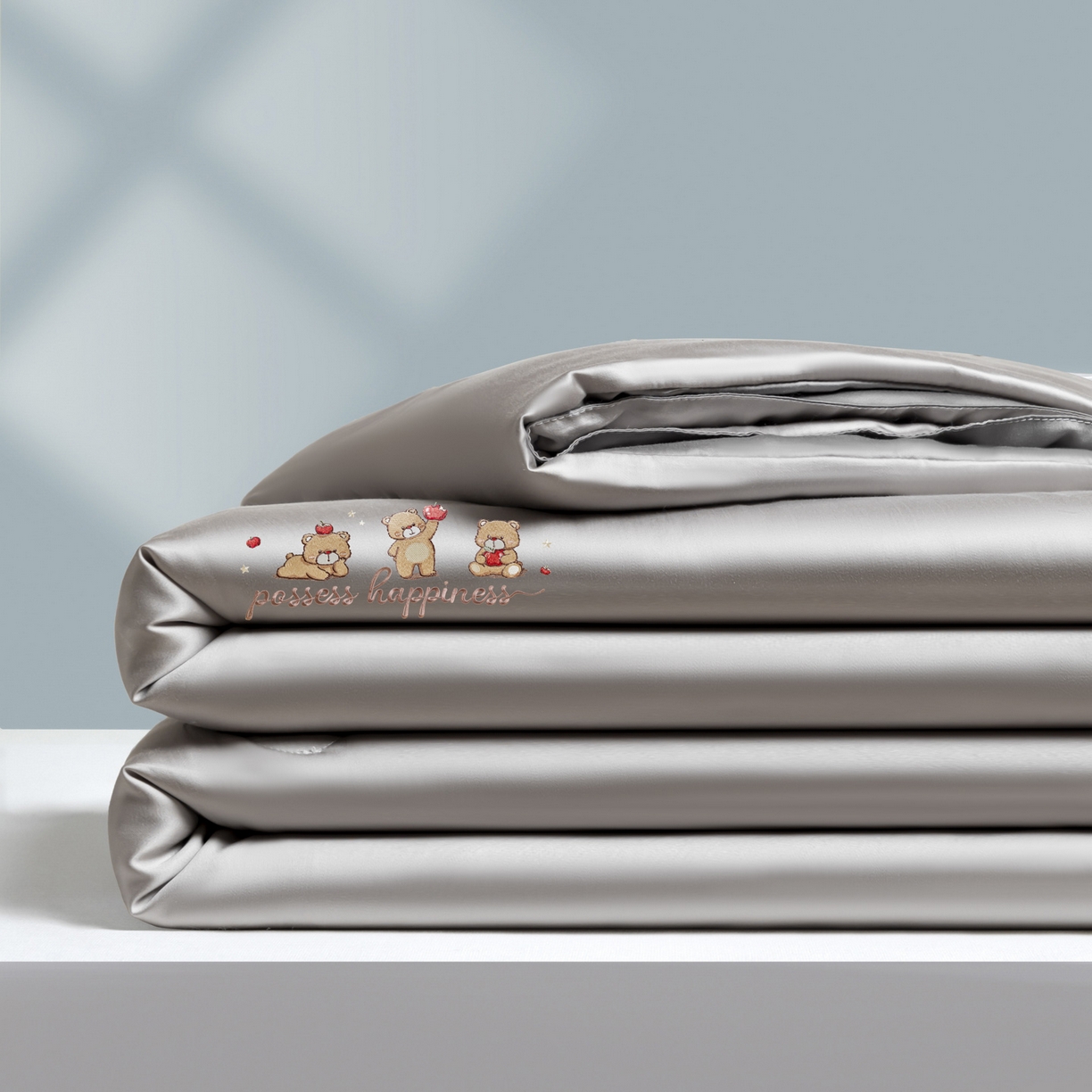 91家纺网 家纺一手货源 找家纺 云棉坊 2026新款水洗真丝冰丝刺绣夏被四件套-卡通款 萌萌熊-山灰+中灰