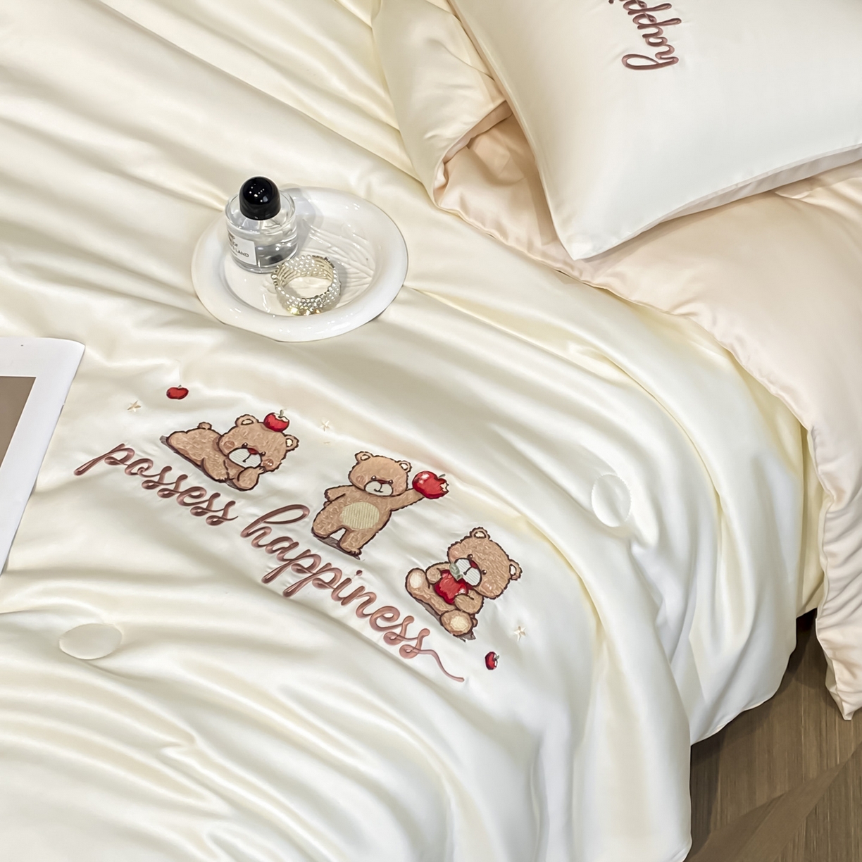 91家纺网 家纺一手货源 找家纺 云棉坊 2026新款水洗真丝冰丝刺绣夏被四件套-卡通款 萌萌熊-奶白+杏仁