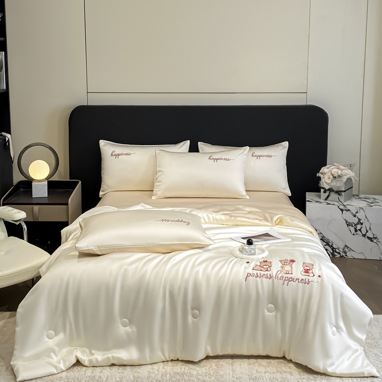 91家纺网 家纺一手货源 找家纺 云棉坊 2026新款水洗真丝冰丝刺绣夏被四件套-卡通款 萌萌熊-奶白+杏仁