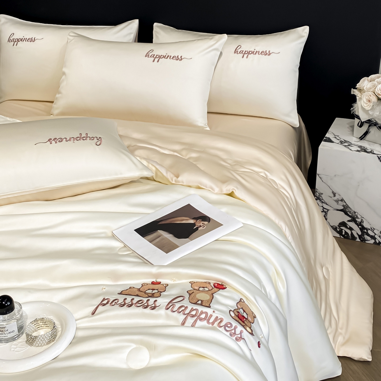 91家纺网 家纺一手货源 找家纺 云棉坊 2026新款水洗真丝冰丝刺绣夏被四件套-卡通款 萌萌熊-奶白+杏仁